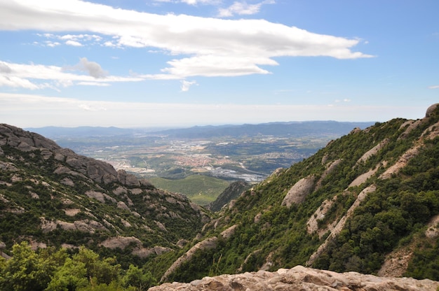 Panoramablick auf die Berge und das Tal. Sonniger Tag in den Bergen.