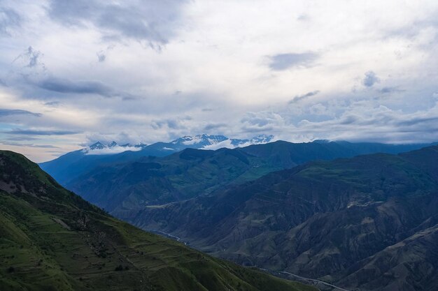 Panoramablick auf die Berge vom alten Dorf Goor Russland Dagestan 2021