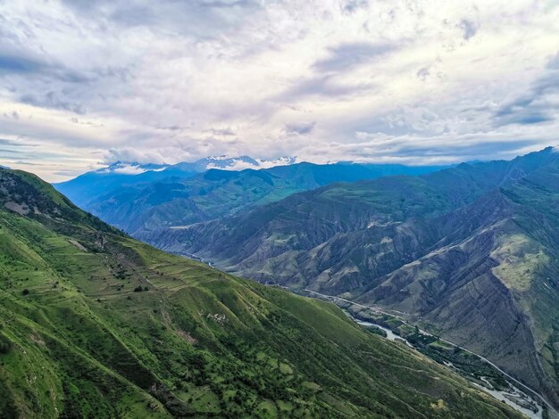 Panoramablick auf die Berge vom alten Dorf Goor Russland Dagestan 2021