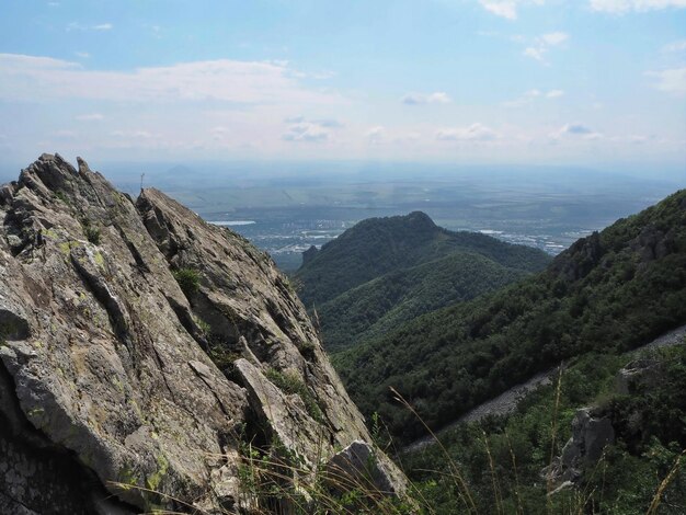 Panoramablick auf die Berghänge und die Landschaft vom Berg Beshtau. Pjatigorsk, Russland.