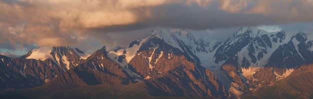 Panoramablick auf die Bergkette bei Sonnenuntergang