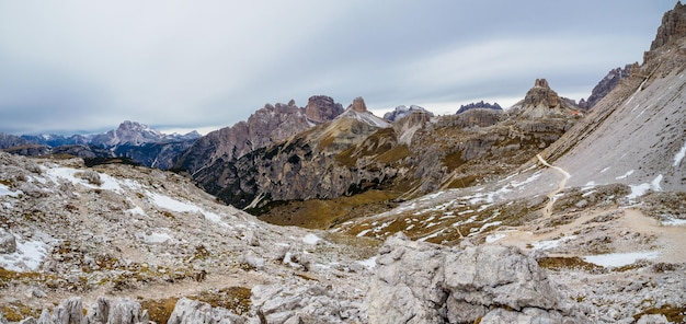 Panoramablick auf die berühmten Gipfel der Dolomiten