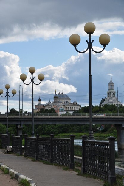 Panoramablick auf die Brücke und das Kloster. Blick von der Brücke auf die Kirche. Schöne Lichtmasten