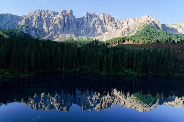 Panoramablick auf die Dolomiten am Karersee in Südtirol oder Südtirol in Italien. Landschaft mit Karersee und Dolomiten der Alpen, Südtirol. Alpine Landschaft von Tirol. Natur am Morgen bei Sonnenaufgang