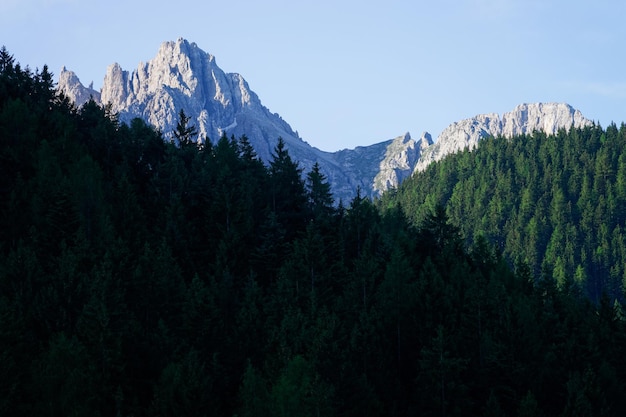 Panoramablick auf die Dolomiten am Karersee in Südtirol oder Südtirol in Italien. Landschaft mit Karersee und Dolomiten der Alpen, Südtirol. Alpine Landschaft von Tirol. Natur am Morgen bei Sonnenaufgang