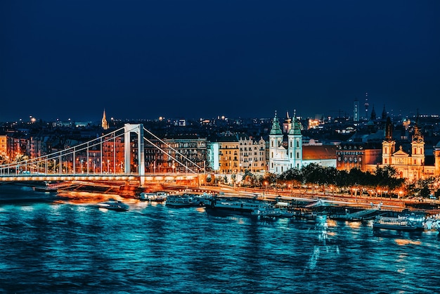 Panoramablick auf die Elisabethbrücke und Budapest, Brücke, die Buda und Pest verbindet. Nachtzeit.