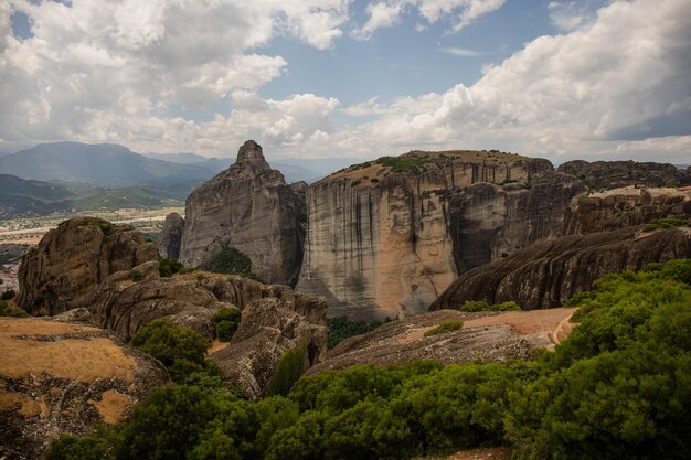 Panoramablick auf die Felsen und das Kloster Meteora im Sonnenaufgang Trikala Region Griechenland