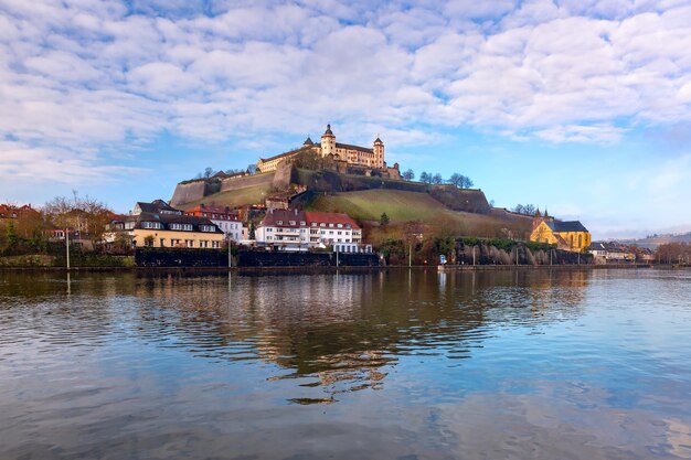 Panoramablick auf die Festung Marienberg am sonnigen Wintertag in Würzburg, Bayern, Deutschland