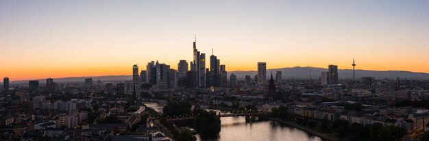 Panoramablick auf die Frankfurter Skyline am Grubenfluss bei Sonnenuntergang. ideal für Webseiten und Zeitschriftenlayouts