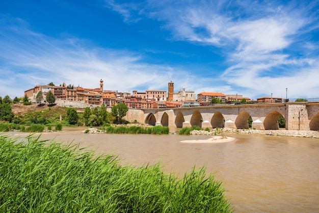 Panoramablick auf die historische Stadt Tordesillas in Valladolid Castilla y Leon Spanien