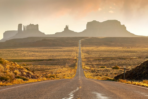 Panoramablick auf die historische US Route 163 durch das Monument Valley in Utah USA