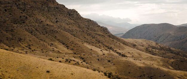 Panoramablick auf die Hügel in Armenien Breitbild