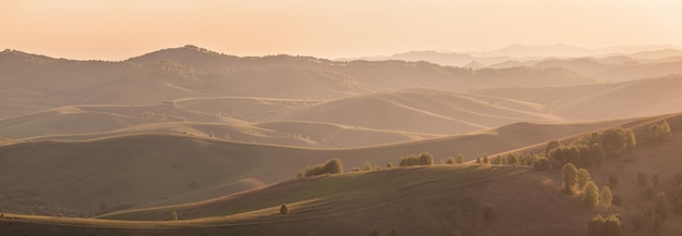 Panoramablick auf die Hügel und Berghänge im Abendlicht