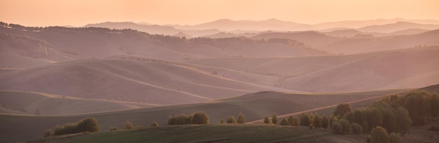 Panoramablick auf die Hügel und Berghänge im Abendlicht