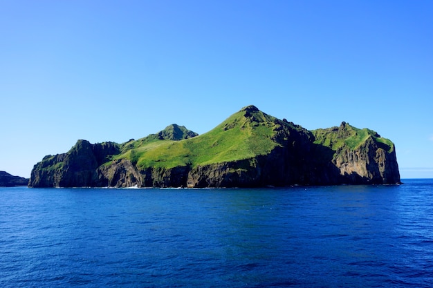 Panoramablick auf die Insel Ellidaey im Vestmannaeyjar-Archipel, Island.