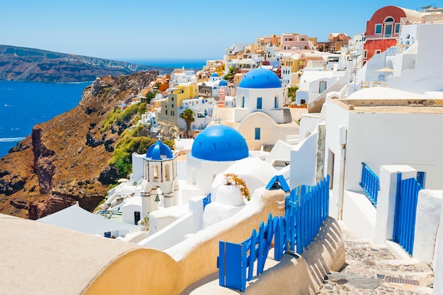 Panoramablick auf die Insel Santorini, Griechenland. Schöne Sommerlandschaft, Meerblick.