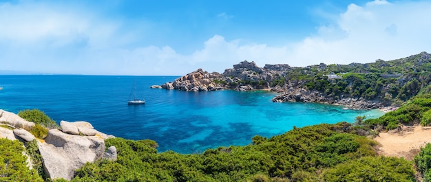 Panoramablick auf die italienische Insel Sardinien im Mittelmeer.