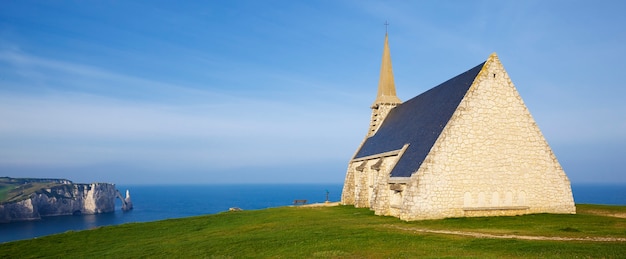 Panoramablick auf die Kapelle Notre Dame de la Garde und die Klippe Etretat Aval, Normandie, Frankreich, Europa