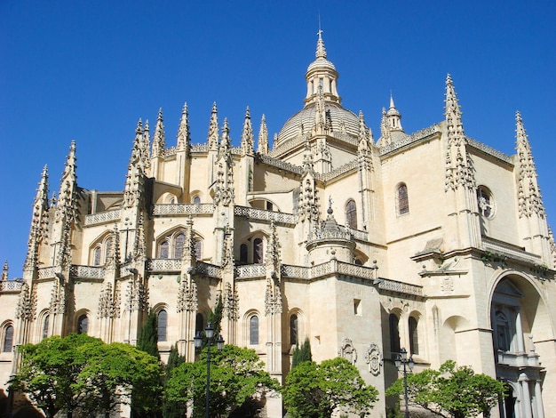 Panoramablick auf die Kathedrale am sonnigen Tag Segovia Spanien