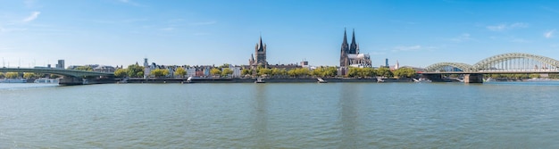 Panoramablick auf die Kölner Skyline im Sommer mit Dom und Hohenzollernbrücke. ideal für Webseiten und Zeitschriftenlayouts