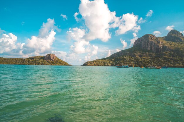 Panoramablick auf die Küste von Con Dao von oben mit klarem Himmel der Wellenküste und blauem Meer auf der Straße