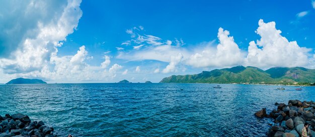 Panoramablick auf die Küste von Con Dao von oben mit klarem Himmel der Wellenküste und blauem Meer auf der Straße