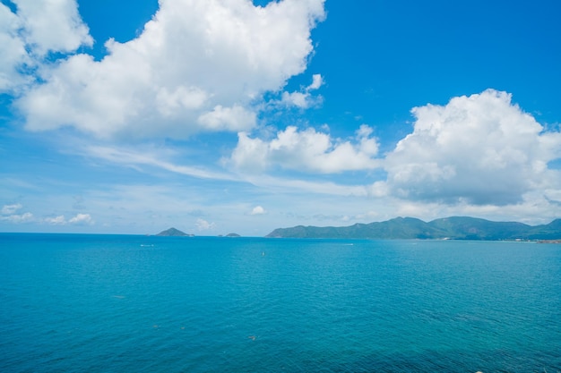 Panoramablick auf die Küste von Con Dao von oben mit klarem Himmel der Wellenküste und blauem Meer auf der Straße