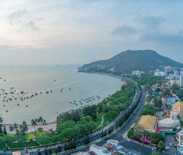 Panoramablick auf die Küste von Vung Tau von oben mit Wellen Küstenstraßen Kokospalmen Berg