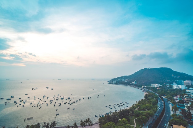 Panoramablick auf die Küste von Vung Tau von oben mit Wellen Küstenstraßen Kokospalmen Berg