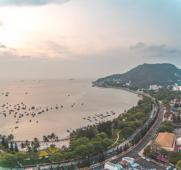 Panoramablick auf die Küste von Vung Tau von oben mit Wellen Küstenstraßen Kokospalmen Berg