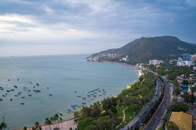 Panoramablick auf die Küste von Vung Tau von oben mit Wellen Küstenstraßen Kokospalmen