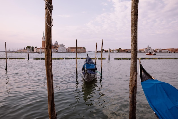 Foto panoramablick auf die laguna veneta der stadt venedig mit gondeln und weg von der insel san giorgio maggiore. landschaft des sommermorgentages und des dramatischen blauen himmels