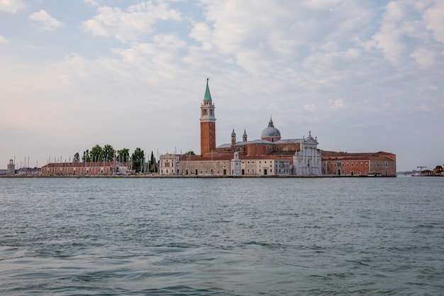 Panoramablick auf die Laguna Veneta der Stadt Venedig und die Insel San Giorgio Maggiore. Landschaft des Sommermorgentages und des dramatischen blauen Himmels
