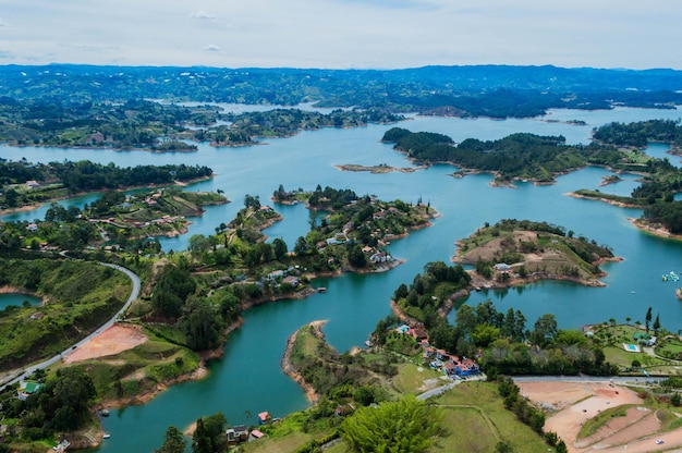 Panoramablick auf die Landschaft des Guatape-Sees von Piedra del Penol in Medellin Kolumbien