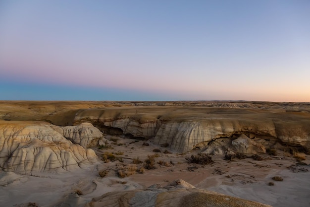 Panoramablick auf die Landschaft einer einzigartigen Felsformation in der Wüste von New Mexic