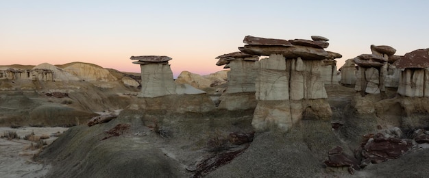 Panoramablick auf die Landschaft einer einzigartigen Felsformation in der Wüste von New Mexic