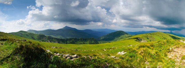 Panoramablick auf die Landschaft gegen den Himmel