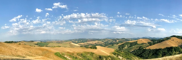 Panoramablick auf die Landschaft gegen den Himmel