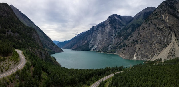 Panoramablick auf die Landschaft von Seton Lake in Lillooet