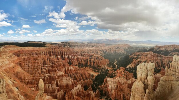 Foto panoramablick auf die landschaft vor einem bewölkten himmel