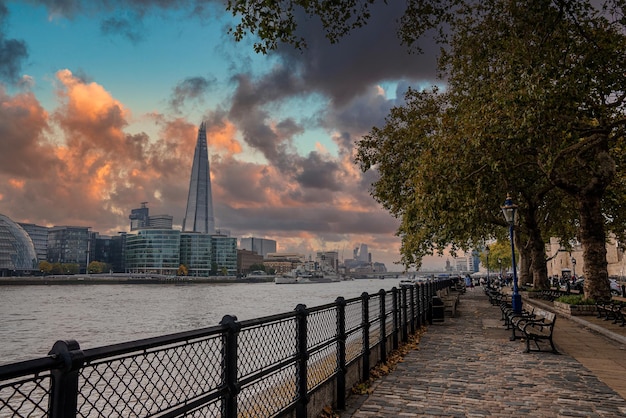 Panoramablick auf die Londoner Themse während des magischen Sonnenuntergangs. Vereinigtes Königreich