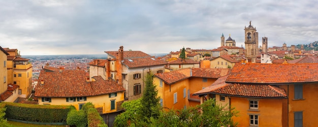 Panoramablick auf die Luftaufnahme der mittelalterlichen Oberstadt Citta Alta von Bergamo mit Türmen und Kirchen an einem bösen Tag, Lombardei, Italien