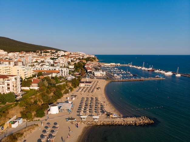 Panoramablick auf die Luftstrände und den Yachthafen von Sveti Vlas in Bulgarien Luftbilddrohnenansicht Sommerferien in Europa während der Quarantäne