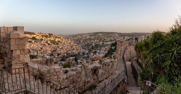 Panoramablick auf die Mauern von Jerusalem, die die Altstadt umgeben