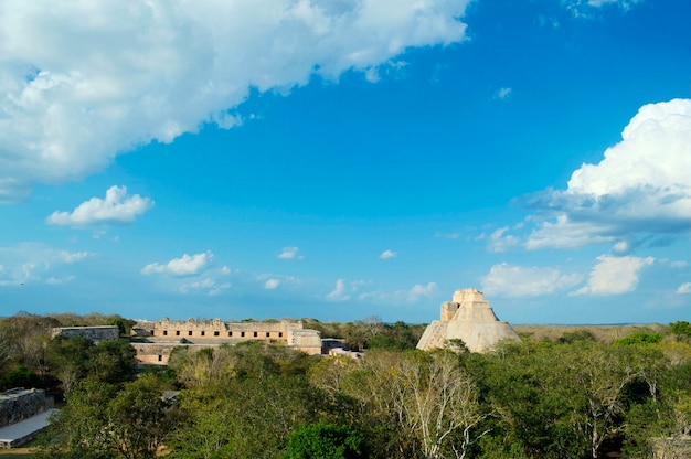 Panoramablick auf die Maya-Pyramide in ihrer Gesamtheit im archäologischen Gebiet von Uxmal auf der Halbinsel Yucatan. Panoramablick auf die Pyramide des Hauses des Adivino