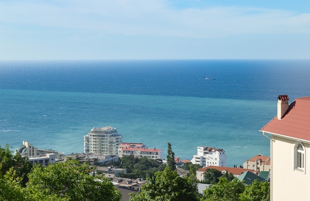 Panoramablick auf die Meeresküste mit Hotels und Gebäuden, Draufsicht, Südküste der Krim.