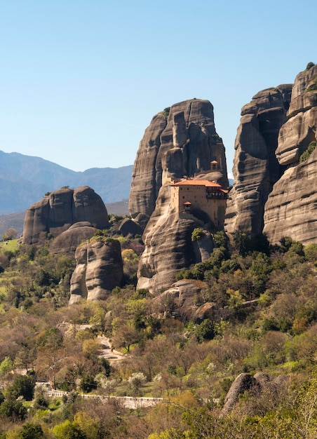 Panoramablick auf die Meteora-Berge und das Kloster des Hl. Nikolaus von Anapavsas aus Griechenland