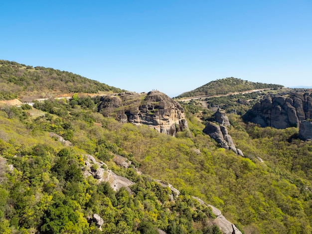 Panoramablick auf die Meteora-Berge von der Aussichtsplattform in Griechenland