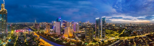 Panoramablick auf die Nacht im Bezirk Sudirman