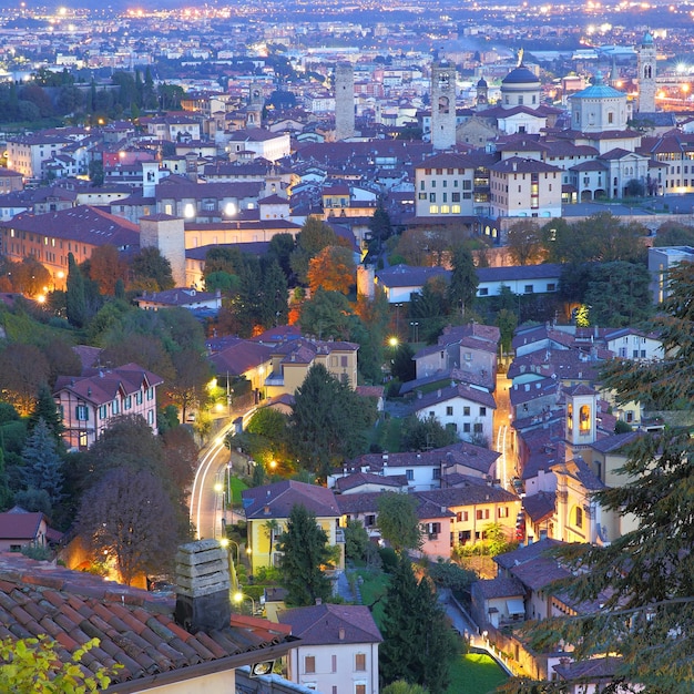 Panoramablick auf die Oberstadt von Bergamo bei Nacht, Italien